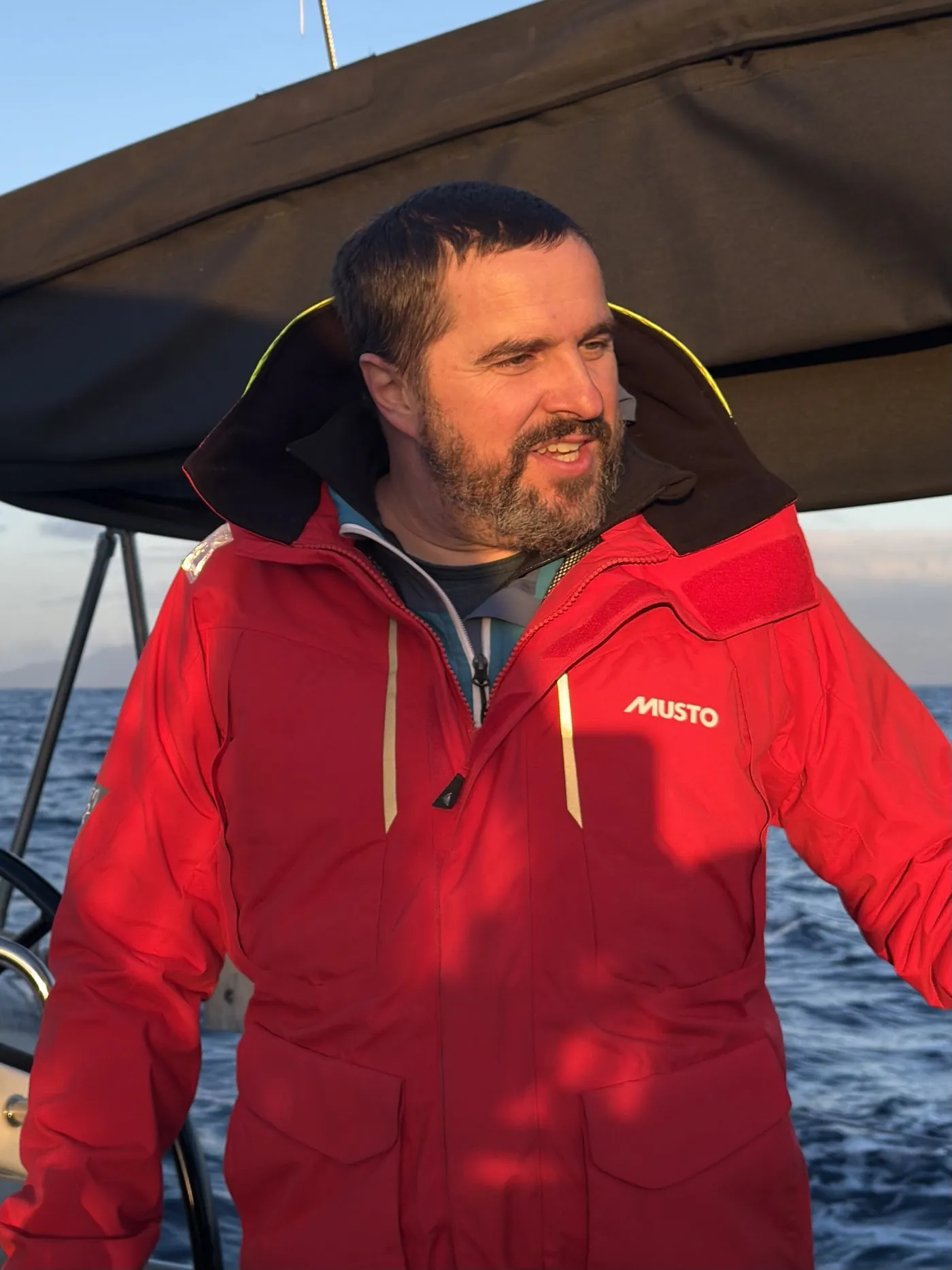 Skipper Johannes Püller in roter Segeljacke an Bord