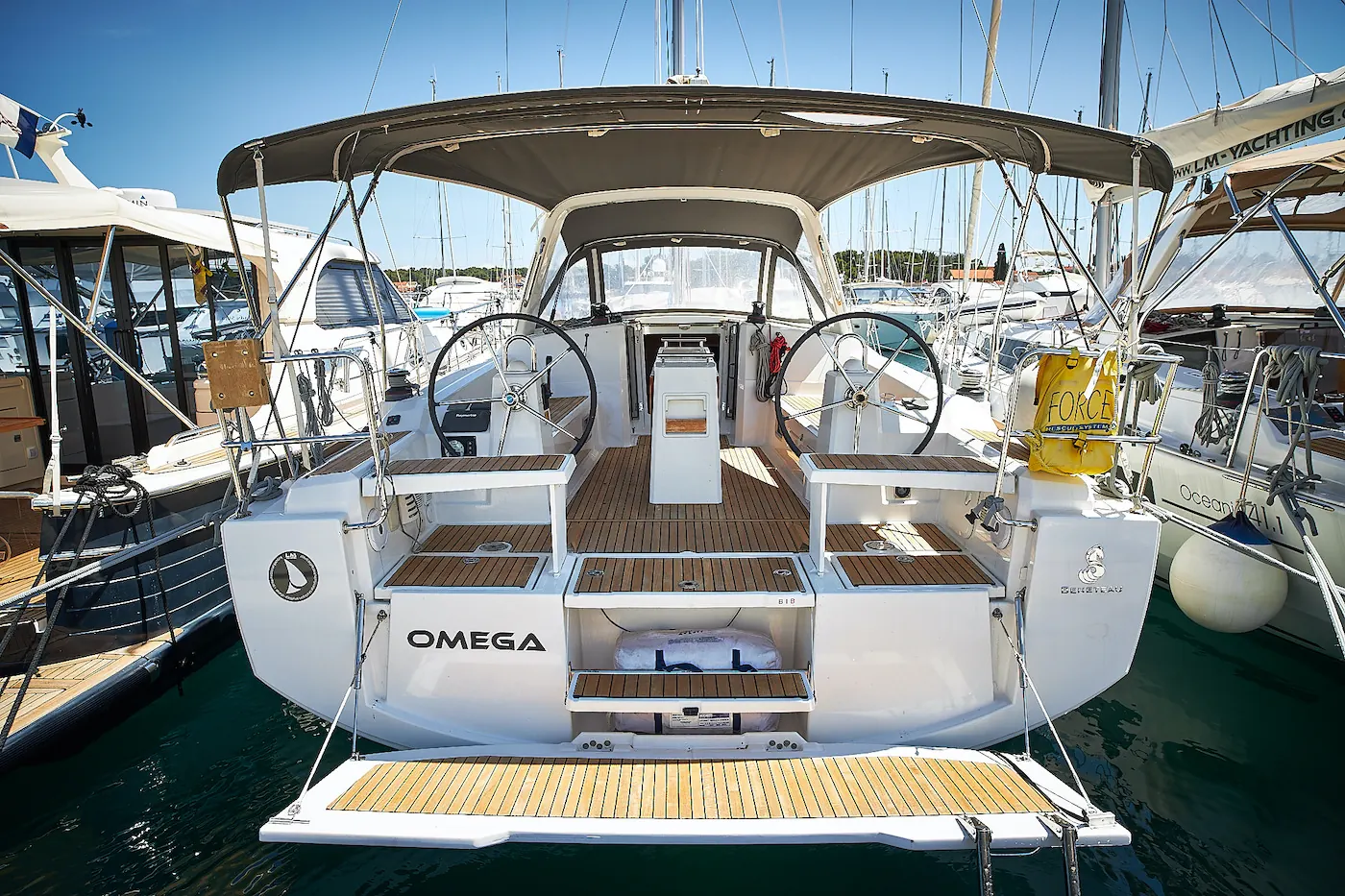 Beneteau Oceanis 38 'Omega' am Heck, Marina Kornati Biograd