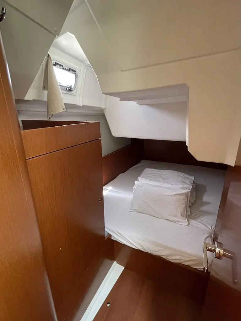 Heckkabine der Oceanis 38, Detail mit Stauraum und Hutablage über dem Bett