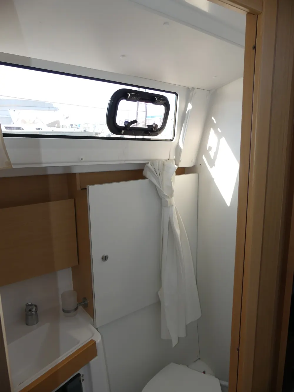Bad / WC der Omega mit Spülfenster und Waschbecken
