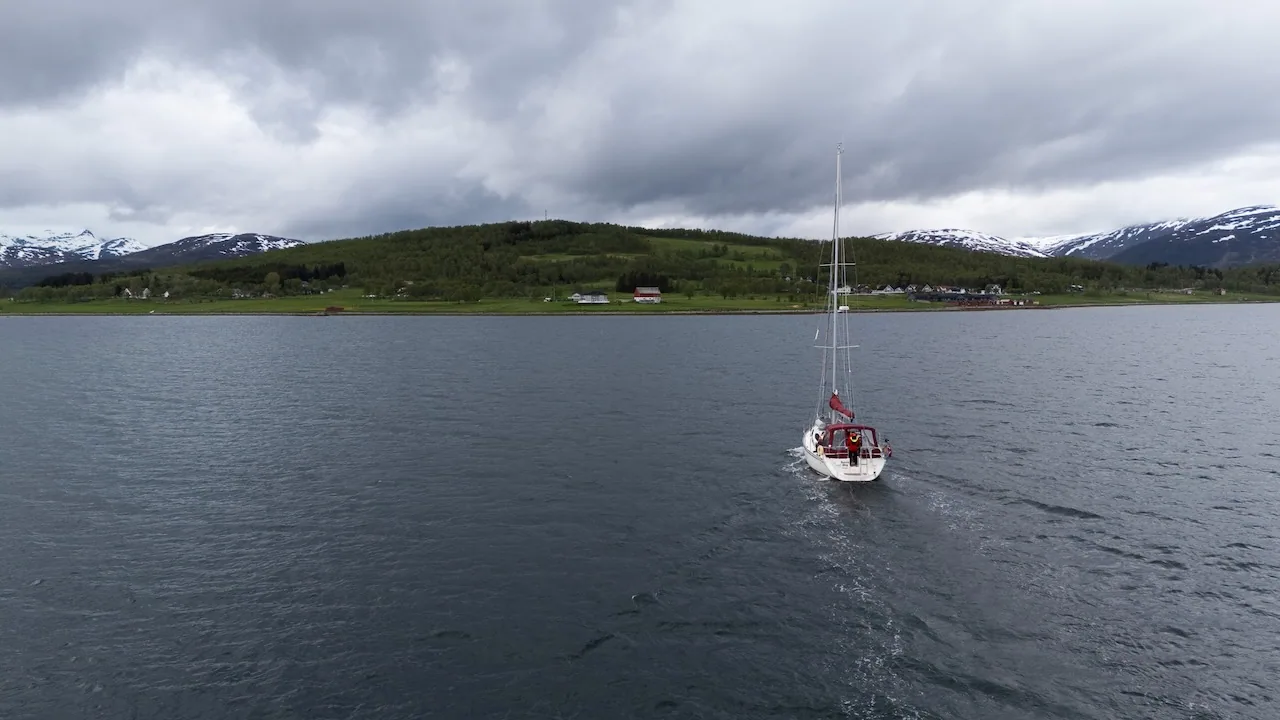 Rückkehr Richtung Tromsø, Boot von oben über klarem Wasser