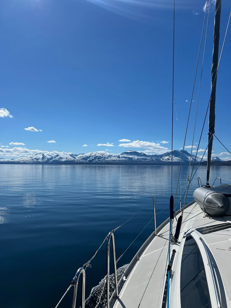 Segeln vor schneebedeckten Bergen bei Tromsø